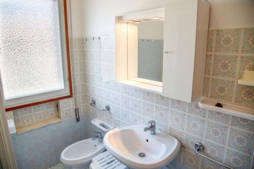 Ένα μπάνιο στο Two triple bedroom flat near the beach in Eraclea