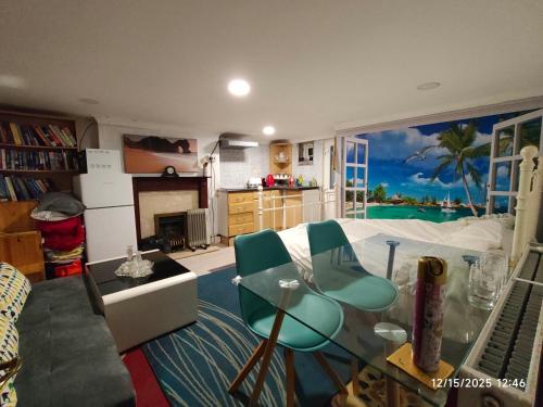 Kuchyň nebo kuchyňský kout v ubytování Lower ground floor Studio in Stockport