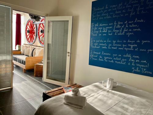 ナントにあるExclusivité - La Maison à Vapeurのベッドルーム1室(ベッド1台付)、壁にチョークボードが備わります。