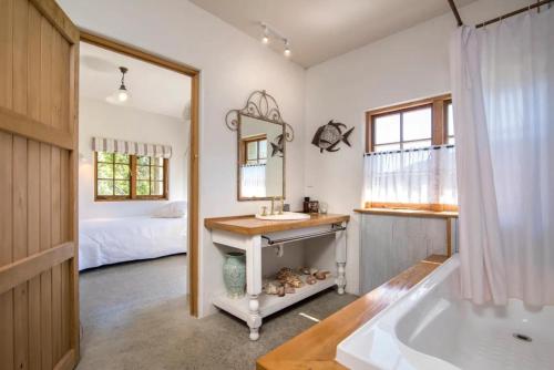 Ένα ή περισσότερα κρεβάτια σε δωμάτιο στο Bay View Retreat Queen Charlotte Drive