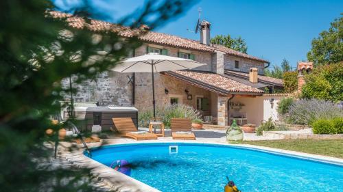 Rustic villa Nonni with outdoor pool in Visnjan