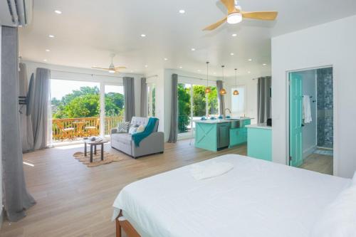 um quarto grande com uma cama e uma casa de banho em West End's Famous Comfy Sloth em Roatan