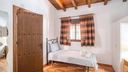 Giường trong phòng chung tại Casa de la Montaña El Borge by Ruralidays