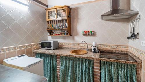 Nhà bếp/bếp nhỏ tại Casa de la Montaña El Borge by Ruralidays