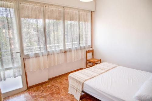um quarto com uma cama e uma janela em Central flat very close to the beach in Eraclea em Eraclea Mare