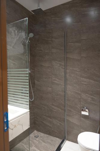 a bathroom with a glass shower with a toilet at فندق برادايس لاند الشهداء Paradise Land Hotel Al-Shohada in Al ‘Utaybīyah