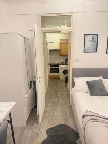 Postel nebo postele na pokoji v ubytování Cosy Spacious Studio Flat,N18