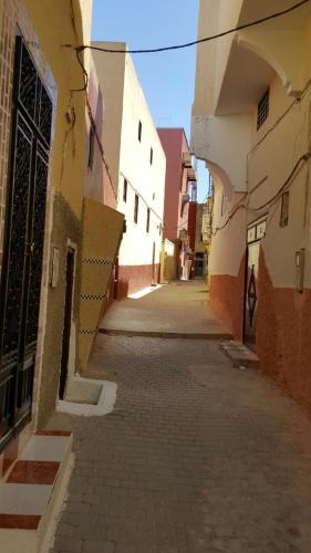 an alley in an alley way between two buildings at Kasabah Senhaji in Moulay Idriss Zerhoun
