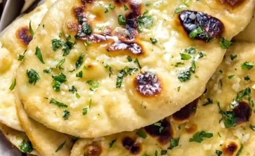 een close-up van een bord met kaas bij Hotel PANCHSHIL in Patna