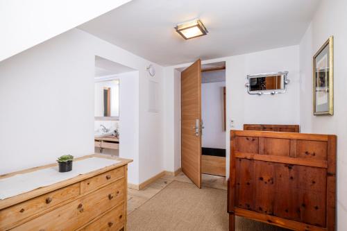 Una cocina con una cómoda de madera y una puerta. en Landhaus Schösser-Brandler, en Mayrhofen