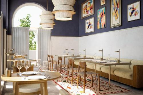 un ristorante con tavoli e sedie e una grande finestra di Villa Orsula a Dubrovnik