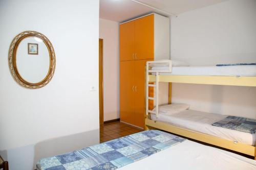 Giường trong phòng chung tại Terrace home by the pinewood