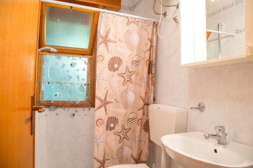 Phòng tắm tại Terrace home by the pinewood