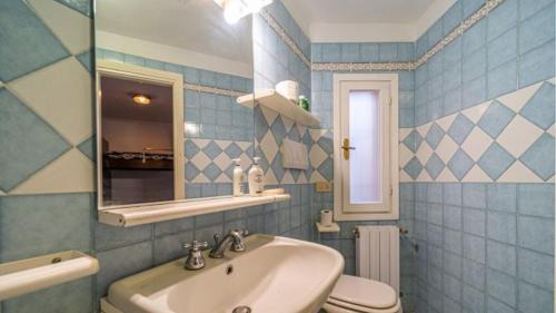 Et badeværelse på Villa Il Tramonto Bordo Costa - Goelba