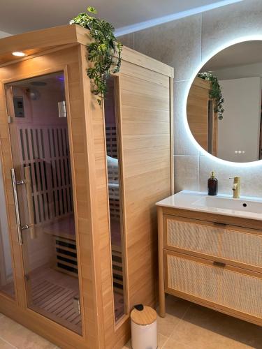 Suite Bali et sauna privé - vidéo projecteur - escapade romantique-centre
