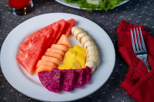 ein Teller mit Obst und Gemüse auf einem Tisch in der Unterkunft Villa Mahayoni in Bedahulu