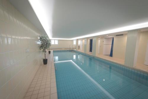 ein großer Pool mit Topfpflanze in einem Gebäude in der Unterkunft Ferienwohnung Bergfrieden in Fischen im Allgäu