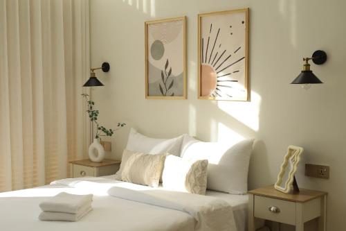 Postel nebo postele na pokoji v ubytování Sarang A Cottage with private pool