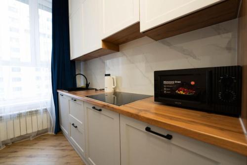 Kuchyň nebo kuchyňský kout v ubytování Самый центр в Алматы рядом с метро