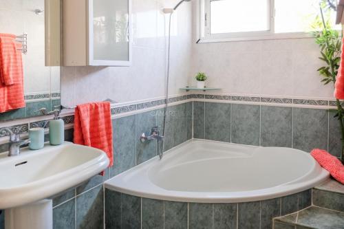 een badkamer met een bad en een wastafel bij La Marieta in Callao Salvaje