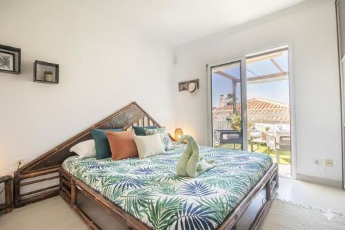 een slaapkamer met een bed met een knuffeldinosaurus erop bij La Marieta in Callao Salvaje