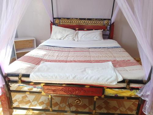 un dormitorio con una cama con dosel en Grace, en Marsabit