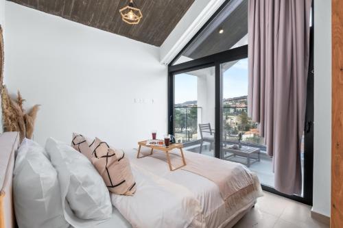 En eller flere senge i et værelse på Pamboo Ampelos House by Nomads