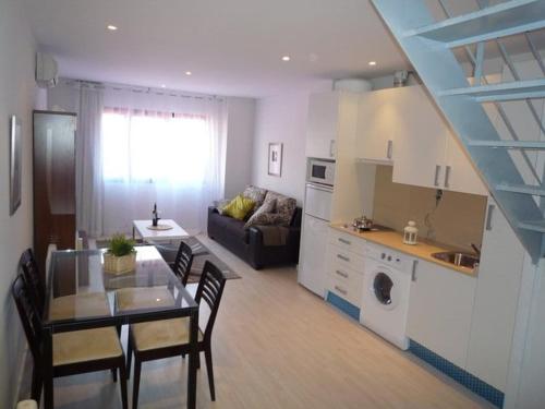 Кухня или мини-кухня в 3-Apartament full equiped, next to Mobile Congres
