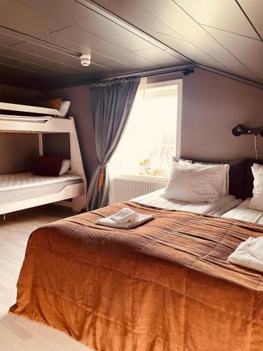 a bedroom with a large bed and a window at Gästis Lodge Vemdalen in Vemdalen