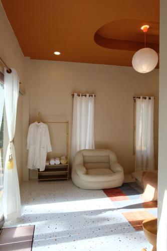 Khu vực ghế ngồi tại Nana pool villa Kanchanaburi