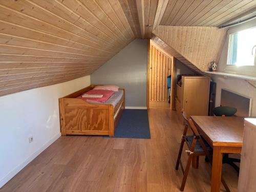 una camera da letto con un letto e un tavolo in una stanza di Behagliches Cottage am See a Fürstenberg/Havel