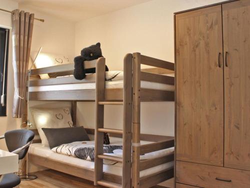 Giường trong phòng chung tại Ferienhaus Am Rarbach, 140qm