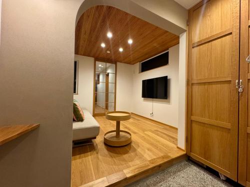 un salon avec un canapé et une télévision dans l'établissement Villa Monica Premium, à Nagoya