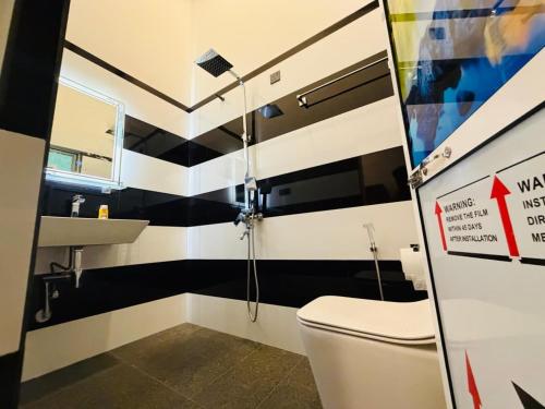 een badkamer met toilet en wastafel bij Windy Villa in Mirissa