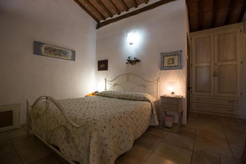 A bed or beds in a room at Antica Fonte Residenza di Siena