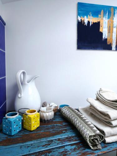 a table with towels and a vase on it at A Carubba du Bungiurnu in Borgio Verezzi