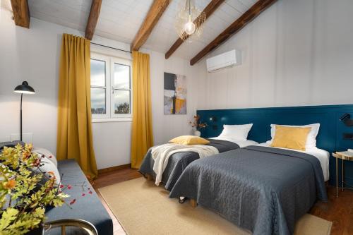 um quarto com duas camas e uma janela em Villa Uva by Istrialux em Marići