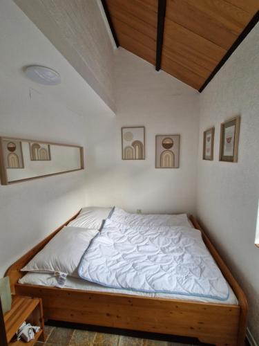 Postel nebo postele na pokoji v ubytování Welkom in DeKreek V59, dem freundlichen Ferienhaus