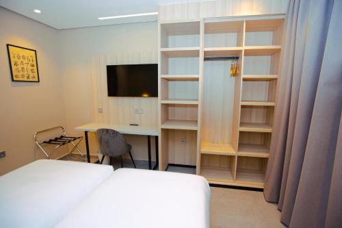 Un dormitorio con una cama, un escritorio y una computadora. en ARUBA BOUTIQUE HOTEL Casablanca, en Casablanca