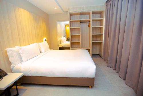 Un dormitorio con una cama y una estantería. en ARUBA BOUTIQUE HOTEL Casablanca, en Casablanca