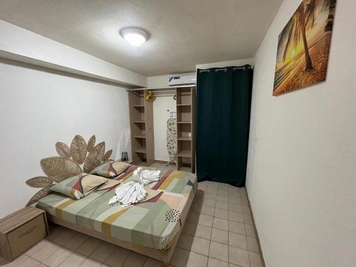 Postel nebo postele na pokoji v ubytování Joli F2 climatisé avec Jacuzzi - La Jacinthe