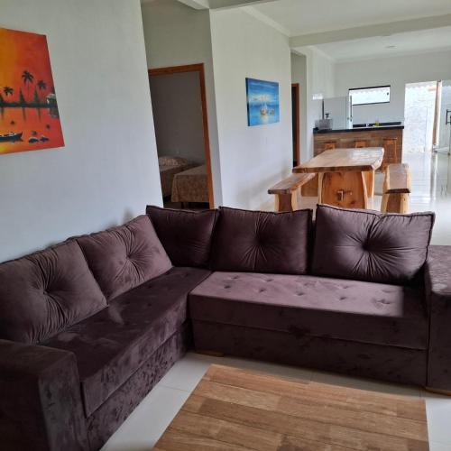 een bruine bank in een woonkamer met een tafel bij Casa-Quiriri in Prado