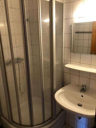 ein Badezimmer mit Dusche und Waschbecken in der Unterkunft Pension Karsten Mertens in Gardelegen