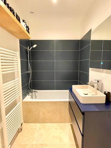Haussmannian apartment-Close metro