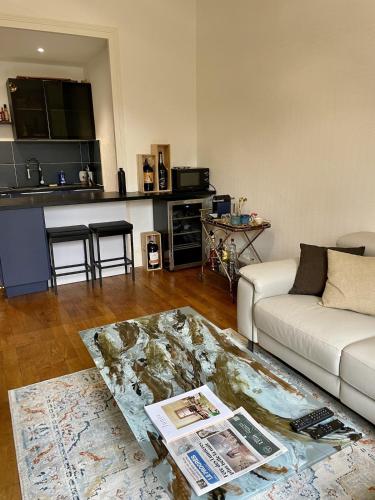 Haussmannian apartment-Close metro