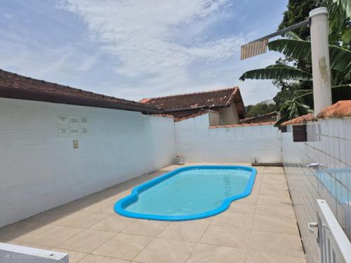 een groot blauw zwembad op een patio bij Condomínio Dell Mar in Bertioga