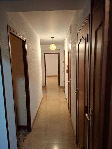 an empty hallway with a hallwayngthngthngthngthngthngthngthngthngthngth at Appartement 70m2 en résidence calme avec terrasse in Avallon