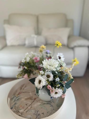 un vase rempli de fleurs assis sur une table basse dans l'établissement Luxury Suite come al Four Seasons, à Paola