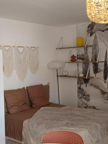 En eller flere senge i et værelse på Studio 6 équipé proche aéroport naval groupe