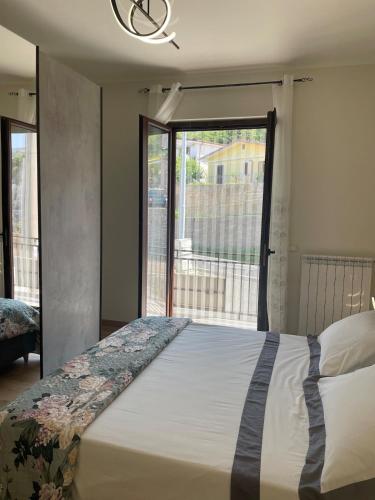 une chambre avec un lit et une grande fenêtre dans l'établissement Luxury Suite come al Four Seasons, à Paola